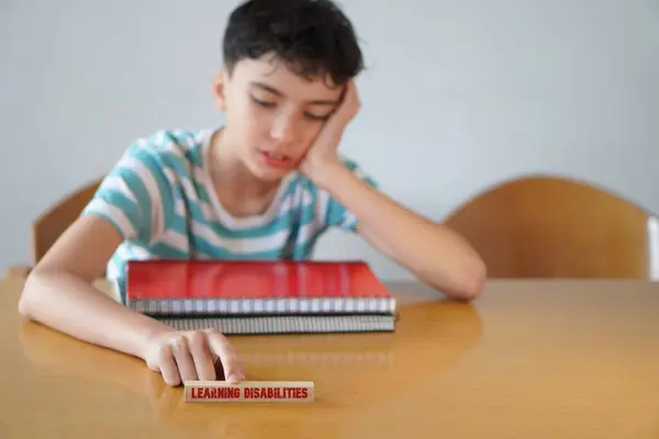 öğrenme güçlüğü ve çocukların zihinsel sağlık konsepti. çocuk çalışmaktan yoruldu.