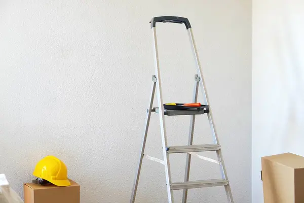 Ev tadilatı. Bir evde çalışma ve yenileme malzemesi olan merdiven..