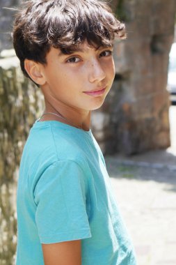 Okul gezisi sırasında bir ortaçağ köyünü keşfe çıkan çocuk portresi.