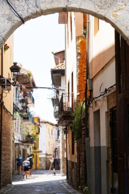 Seyyahlar, taş kemer. Camino de Santiago 'nun kırsal kesiminde.
