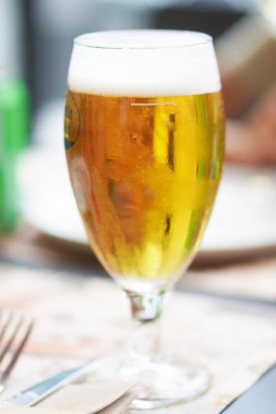 Köpüklü bir bardak soğuk bira.