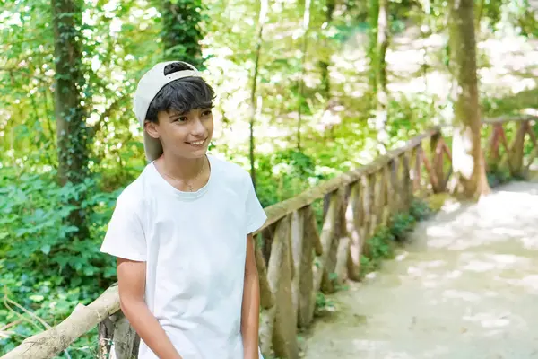 Mutlu genç çocuk vahşi doğada yürüyüşe çıktı.
