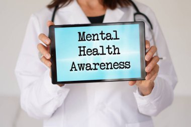 Tıbbi kavramlar. Akıl sağlığı farkındalığı. Kadın doktor tabletine yazılmış kelimeler.