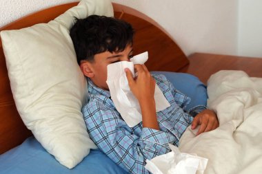 Çocuk Sağlığı ve Refah Konsepti Hasta Çocuk 'un elinde balgam ve mendil var.