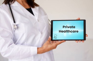 Özel sağlık hizmeti kavramı. Kadın bir doktorun elinde tutulan bir tablete yazılmış kelimeler..