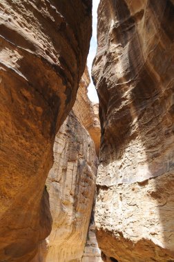 Ürdün 'ün Petra kentindeki muhteşem bir kaya geçidi. Yükselen kırmızı kayalıklar arasındaki dar ve dolambaçlı yollarıyla tanınıyor. Güneş engebeli kaya oluşumlarına yumuşak gölgeler düşürüyor, dramatik ve eski bir atmosfer yaratıyor..