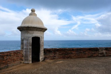 San Juan, Porto Riko 'daki Castillo San Cristbal' da Atlantik Okyanusu 'na bakan tarihi bir kule. 16. yüzyıl İspanyol kalesinin bir parçası olan bu ikonik yapı Porto Riko 'nun sömürge tarihinin bir kanıtı olarak duruyor..