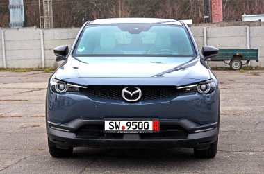 Vinnytsia, Ukrayna; 24 Şubat 2024. Şehir sokaklarında yeni elektrikli araba Mazda MX-30. Japon elektrikli araba Mazda MX-30 park yerinde. Sıfır emisyon aracı. Ön görünüm.