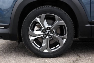 Vinnytsia, Ukrayna; 24 Şubat 2024. Yeni elektrikli araba Mazda MX-30 ön tekerlek. Mazda MX-30 tekerleği.