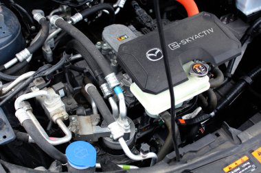 Vinnytsia, Ukrayna; 24 Şubat 2024. Elektrikli araba motoru parçaları. Yeni elektrikli araba Mazda MX-30 motoru. Mazda Skyactive elektrikli motor. Mazda MX-30, elektrikli motoru kapat. Sağ görünüm.