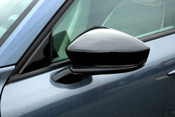 Yeni dış dikiz aynası. Modern bir arabanın dikiz aynası. Dikiz aynası lüks arabasını kapat.
