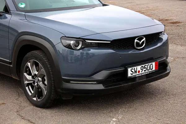 Vinnytsia, Ukrayna; 24 Şubat 2024. Şehir sokaklarında yeni elektrikli araba Mazda MX-30. Japon elektrikli araba Mazda MX-30 ön tekerlek. Mazda MX-30 ön tampon. Ön sağ kenar görünümü. 