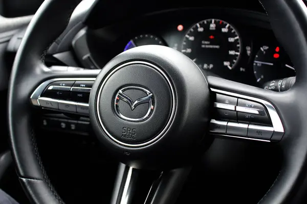 Vinnytsia, Ukrayna; 24 Şubat 2024. Elektrikli SUV Mazda MX-30 direksiyon simidi. Elektrikli araba direksiyonu. Direksiyonu kapat. Mazda MX-30 iç mekan. Mazda MX-30 gösterge paneli.