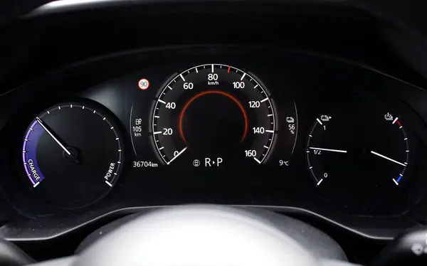 Elektrikli araba hız göstergesi. Elektrikli arabanın içi. Elektrikli araba gösterge paneli. Elektrikli kip simgesi olan araç gösterge panelini kapat.