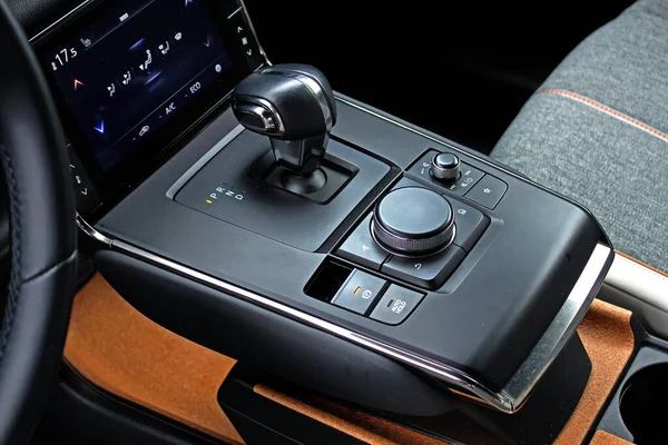 Vinnytsia, Ukrayna; 24 Şubat 2024. Yeni elektrikli araba Mazda MX-30 otomatik vites kolu, manuel vites Mazda MX-30 vites kolu. Elektrikli araba otomatik vites kutusu kolu.