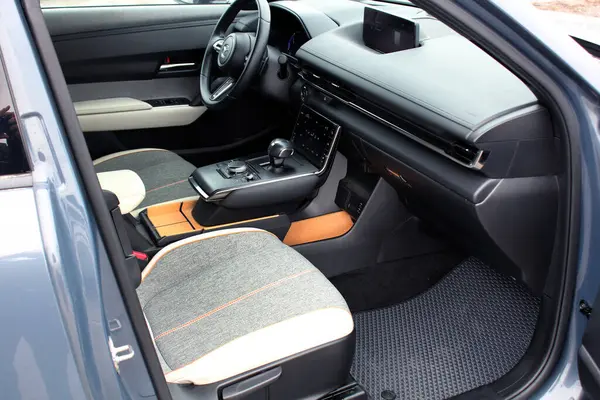 Vinnytsia, Ukrayna; 24 Şubat 2024. Yeni elektrikli araba Mazda MX-30 yolcu koltuğu. Mazda MX-30 iç mekan. Elektrikli SUV Mazda MX-30 direksiyon simidi. Mazda MX-30 gösterge paneli.