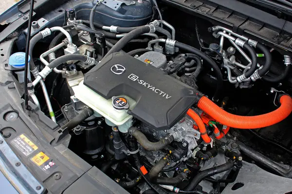 Vinnytsia, Ukrayna; 24 Şubat 2024. Elektrikli araba motoru parçaları. Yeni elektrikli araba Mazda MX-30 motoru. Mazda Skyactive elektrikli motor. Mazda MX-30, elektrikli motoru kapat. Sağ görünüm.