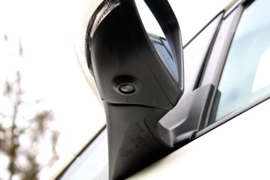 Vinnytsia, Ukrayna; 21 Şubat 2024. Arabanın yan ayna kamerası. Kör nokta kamerası olan modern bir araba aynası. Kör Nokta Yardım Kamerası.