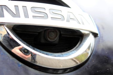 Vinnytsia, Ukrayna; 21 Şubat 2024. Elektrikli araba Nissan Leaf ön kamera. Arabanın ön kamerası Nissan Leaf ambleminin altında..