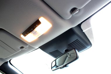 Elektrikli arabanın içindeki dikiz aynası. Lane Bakım Sistemi. Sensörler, acil durum frenlemesi, Lane Keep Asist ve Lane Departure Warning System gibi özellikleri sağlamak için. ADAS (Gelişmiş Sürücü Yardımı