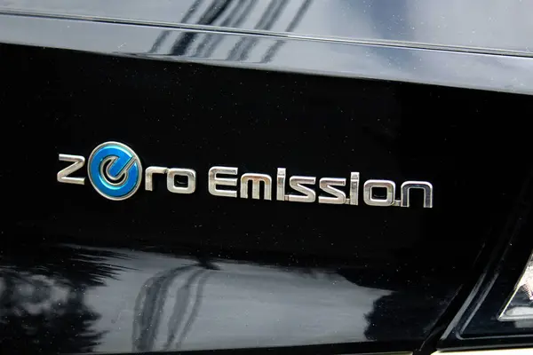Vinnytsia, Ukrayna; 21 Şubat 2024. Nissan Yaprağı logosu ve amblemi. Sıfır emisyon simgesi. Sıfır emisyon arabası. Arabanın arkasında sıfır emisyon logosu Nissan Leaf.