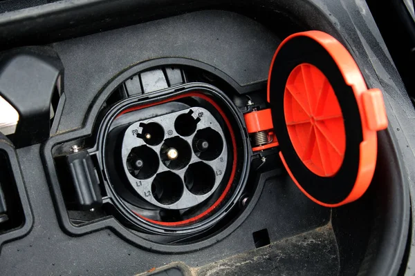 Elektrikli Araç prizleri şarj ediliyor. Yavaş ve hızlı şarj olan elektrikli araç pilleri. Bir elektrikli otomobili şarj etmek için bağlantı tipi 2 euro.