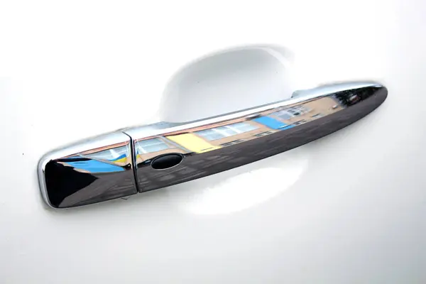 Dış krom araba kapı kolu. Arabanın kapı kolu arabanın harici bir parçasıdır. Arabadaki anahtarsız giriş sistemi. Anahtarsız giriş tuşu.