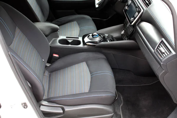 Modern elektrikli bir arabanın yolcu ve sürücü koltuğu. Elektrikli arabanın içi. Yeni modern araba tasarımının ayrıntıları. Lüks elektrikli bir arabanın ön koltuğu..