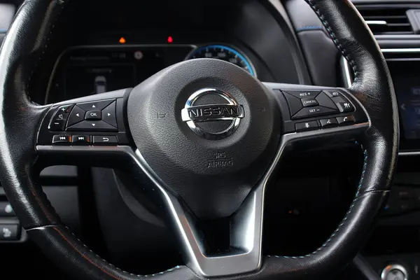 Vinnytsia, Ukrayna; 21 Şubat 2024. Nissan Leaf direksiyonunu kapat. Nissan Leaf 'in iç kısmı. Nissan Yaprak torpidosu. Elektrikli araba direksiyonu. Elektrikli arabanın içi.
