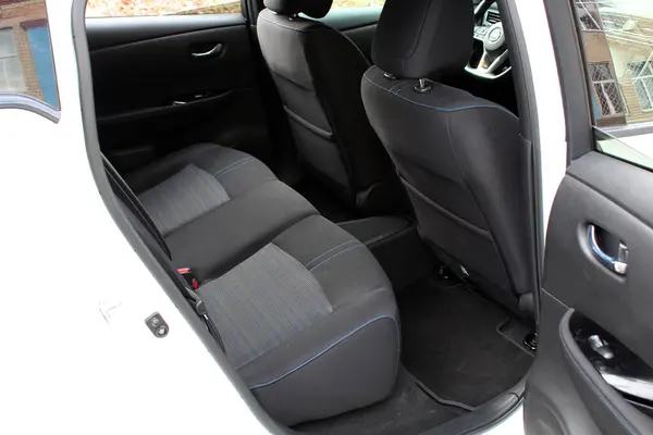 Vinnytsia, Ukrayna; 21 Şubat 2024. Nissan Leaf arka yolcu koltuğu. Nissan Yaprağı iç mimarisi. 