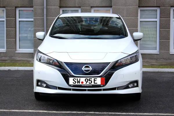 Elektrikli araba bagajı açık. Arabanın bagajını aç. Arabanın bagajından ateş edilmiş. Modern elektrikli araba bagajı. Bagaj yüklemesi için hazır..