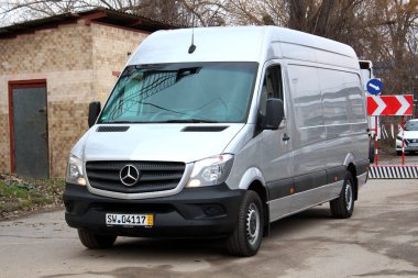 Vinnytsia, Ukrayna; 17 Mart 2024. Gri Mercedes-Benz Sprinter şehir caddesinde. Alman Kargo Van Mercedes-Benz Sprinter. Ön sol görünüm.