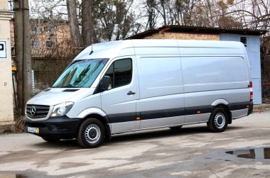 Vinnytsia, Ukrayna; 17 Mart 2024. Gri Mercedes-Benz Sprinter şehir caddesinde. Alman Kargo Van Mercedes-Benz Sprinter. Ön sol görünüm.