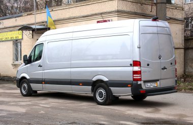 Vinnytsia, Ukrayna; 17 Mart 2024. Gri Mercedes-Benz Sprinter şehir caddesinde. Alman Kargo Van Mercedes-Benz Sprinter. Arka sol görünüm.