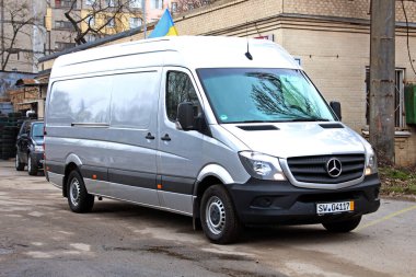 Vinnytsia, Ukrayna; 17 Mart 2024. Gri Mercedes-Benz Sprinter şehir caddesinde. Alman Kargo Van Mercedes-Benz Sprinter. Sağ ön görünüm.
