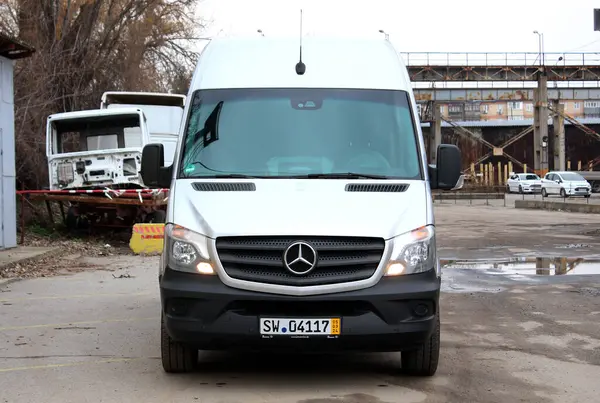 Vinnytsia, Ukrayna; 17 Mart 2024. Gri Mercedes-Benz Sprinter şehir caddesinde. Alman Kargo Van Mercedes-Benz Sprinter. Ön görünüm.