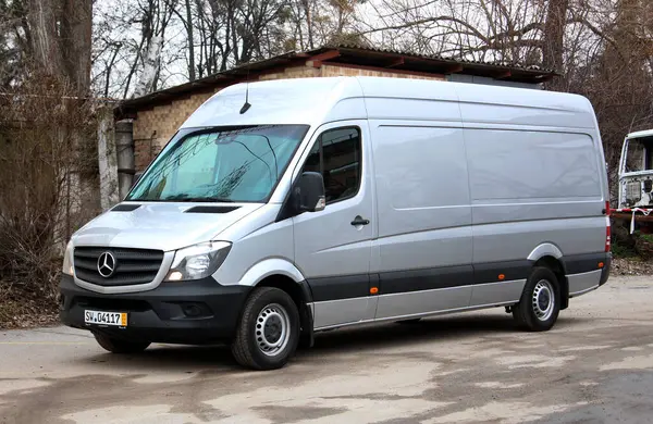 Vinnytsia, Ukrayna; 17 Mart 2024. Gri Mercedes-Benz Sprinter şehir caddesinde. Alman Kargo Van Mercedes-Benz Sprinter. Ön sol görünüm.