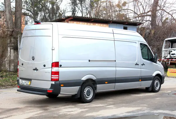 Vinnytsia, Ukrayna; 17 Mart 2024. Gri Mercedes-Benz Sprinter şehir caddesinde. Alman Kargo Van Mercedes-Benz Sprinter. Arka sağ görünüm.
