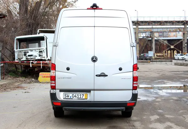 Vinnytsia, Ukrayna; 17 Mart 2024. Gri Mercedes-Benz Sprinter şehir caddesinde. Alman Kargo Van Mercedes-Benz Sprinter. Arka görünüm.