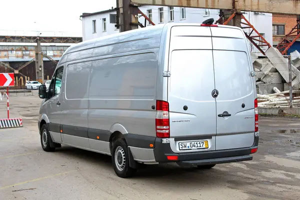 Vinnytsia, Ukrayna; 17 Mart 2024. Gri Mercedes-Benz Sprinter şehir caddesinde. Alman Kargo Van Mercedes-Benz Sprinter. Arka sol görünüm.