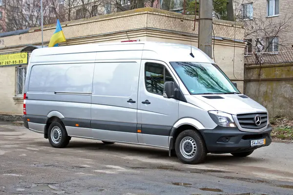 Vinnytsia, Ukrayna; 17 Mart 2024. Gri Mercedes-Benz Sprinter şehir caddesinde. Alman Kargo Van Mercedes-Benz Sprinter. Sağ ön görünüm.
