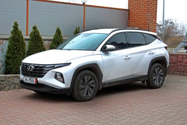Vinnytsia, Ukrayna; 23 Mart 2024. Beyaz Hyundai Tucson 2023 şehir caddesinde. Koreli SUV Yeni Hyundai Tucson park yerinde. Ön sol görünüm.