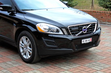 Vinnytsia, Ukrayna; 23 Mart 2024. Arabanın önüne siyah Volvo XC60. Volvo Volvo XC60 ön tampon ve ızgara. Sağ görünüm.