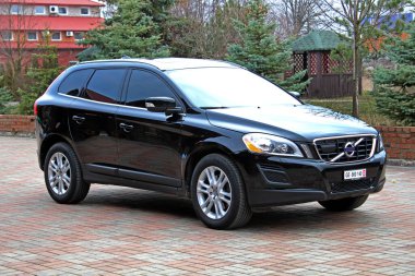 Vinnytsia, Ukrayna; 23 Mart 2024. Siyah Volvo XC60 2012 şehir caddesinde. İsveç SUV Volvo XC60 park yerinde. Sağ ön görünüm.