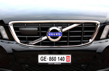 Vinnytsia, Ukrayna; 23 Mart 2024. Siyah Volvo XC60 radyatör ızgarası. SUV Volvo XC60 ön tampon. Volvo XC60 amblemi ve logosu. İsviçre araba numarası. Ön görünüm. 