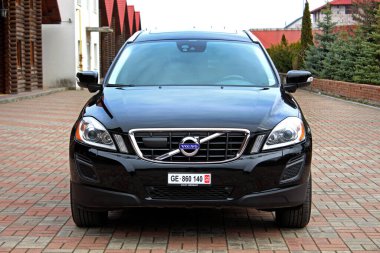 Vinnytsia, Ukrayna; 23 Mart 2024. Siyah Volvo XC60 2012 şehir caddesinde. İsveç SUV Volvo XC60 park yerinde. Ön görünüm.