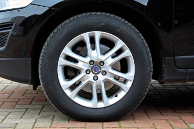 Vinnytsia, Ukrayna; 23 Mart 2024. Volvo XC60 ön tekerleği kapatın. Volvo araba vücut detayı. Volvo XC60 fren kalibresi ve fren diski.