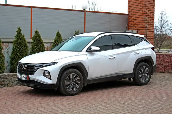 Vinnytsia, Ukrayna; 23 Mart 2024. Beyaz Hyundai Tucson 2023 şehir caddesinde. Koreli SUV Yeni Hyundai Tucson park yerinde. Ön sol görünüm.