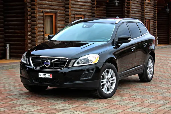 Vinnytsia, Ukrayna; 23 Mart 2024. Siyah Volvo XC60 2012 şehir caddesinde. İsveç SUV Volvo XC60 park yerinde. Ön sol görünüm.