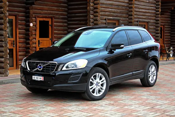 Vinnytsia, Ukrayna; 23 Mart 2024. Siyah Volvo XC60 2012 şehir caddesinde. İsveç SUV Volvo XC60 park yerinde. Ön sol görünüm.